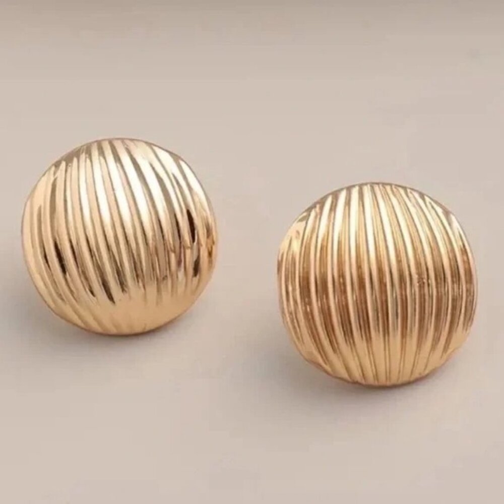 NWOT Calla Button Post Earrings